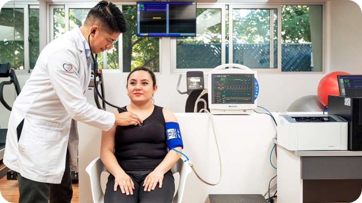 Cardiólogo revisando a paciente 