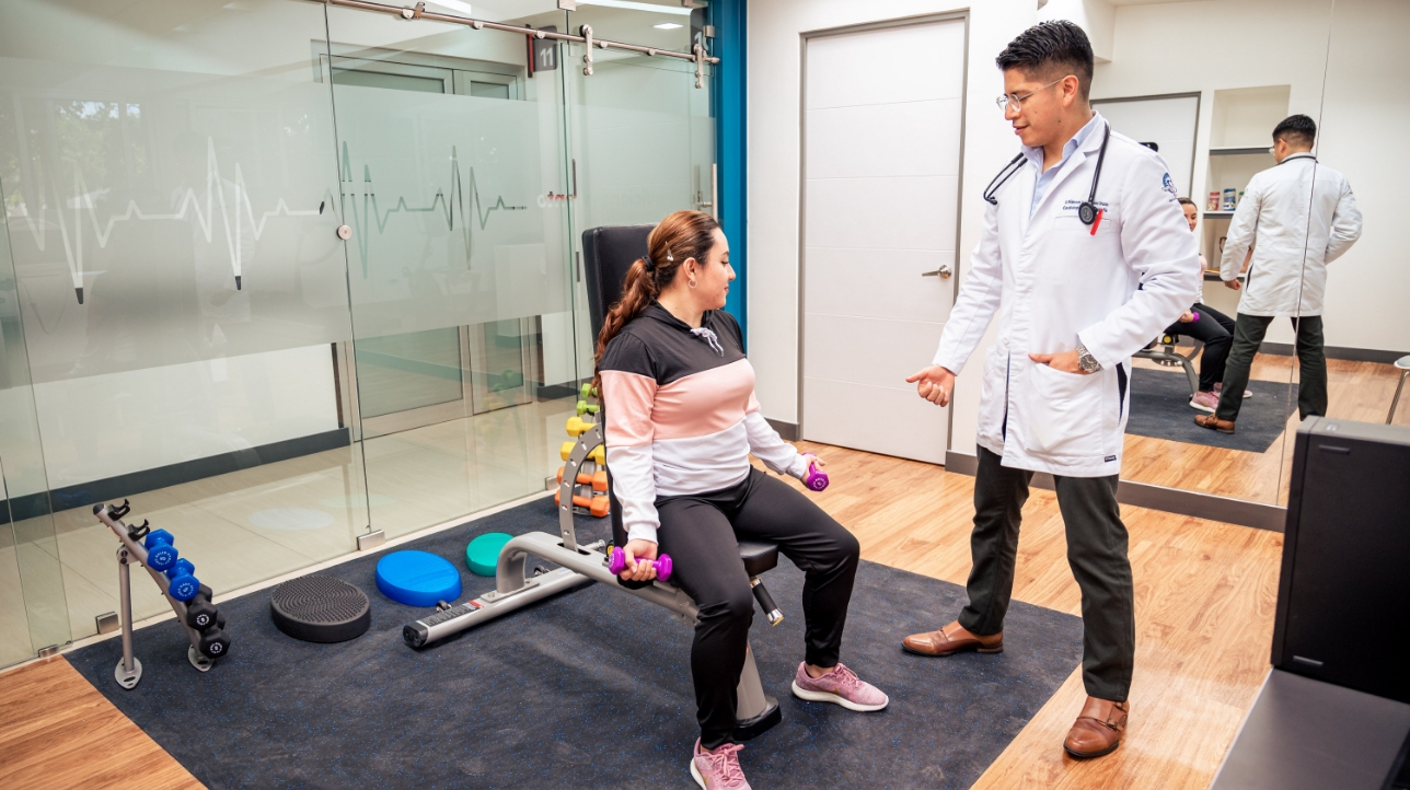 Cardiólogo acompañando a paciente en su rehabilitación cardiáca