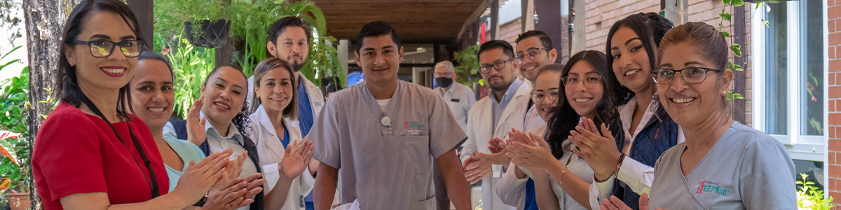 Foto grupal de personal médico de Hospital El Pilar